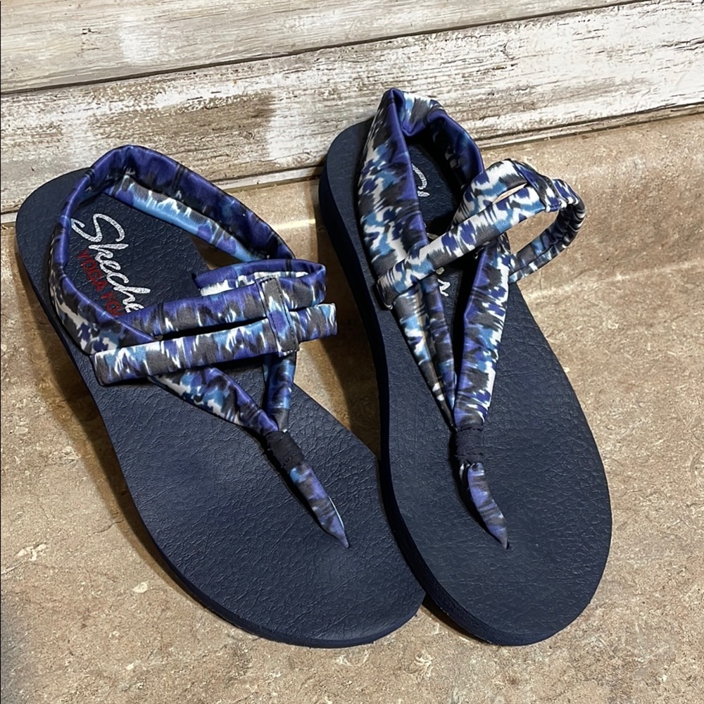 Skechers Size 10 Navy and Patterned Sandals